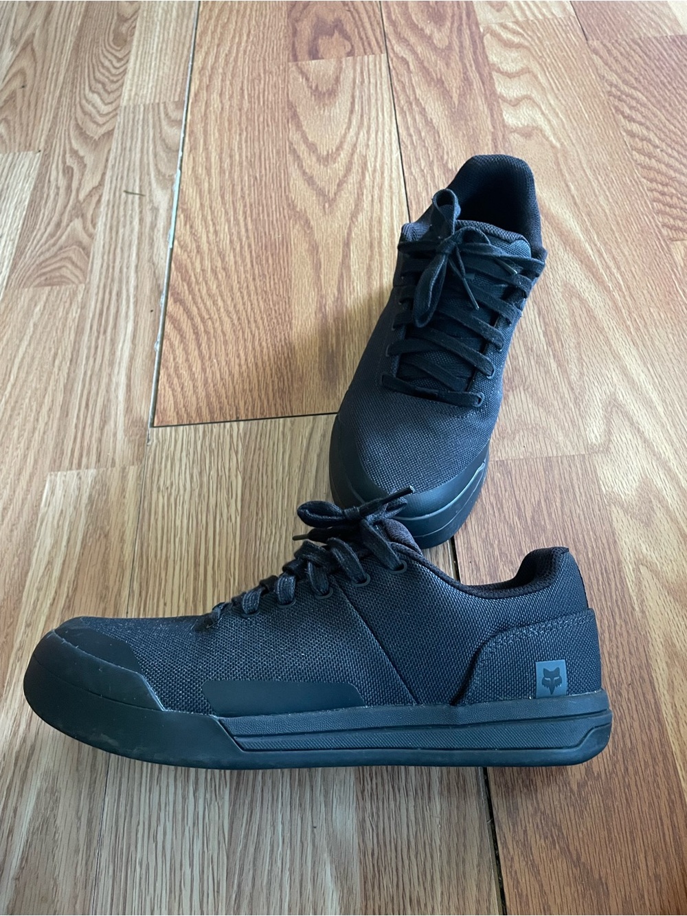 Fox Men's Black Low Top Lace-Up Athletic Sneaker, Solid Pattern Size 9.5